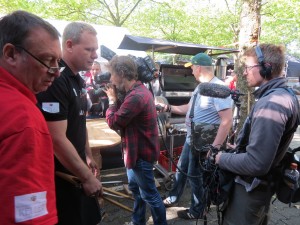 Das Kamerateam vom Spiegel begleitet das Grillteam.